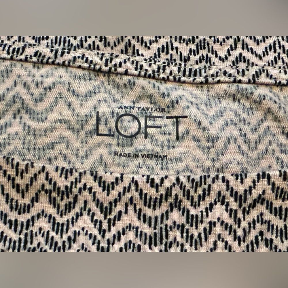 LOFT Short Sleeve Patterned Top Size Large Black‎ Pink Chevron Patterned Stretch - Picture 4 of 9